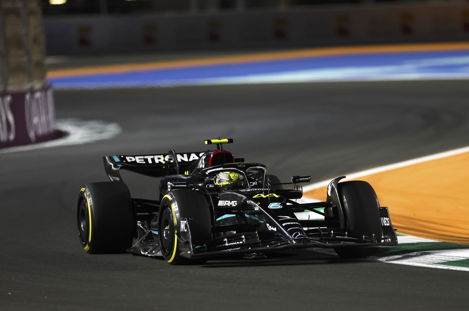 Hamilton wants Mercedes cockpit position changed