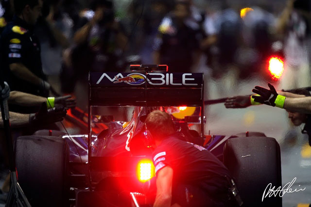 Practice 3 Report - Vettel maintains margin in final Singapore practice