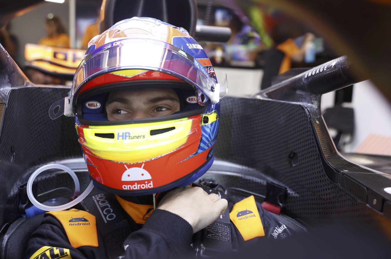 McLaren extends Piastri through 2026