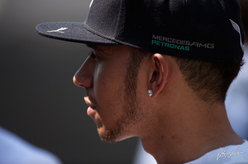 Hamilton extends Mercedes contract