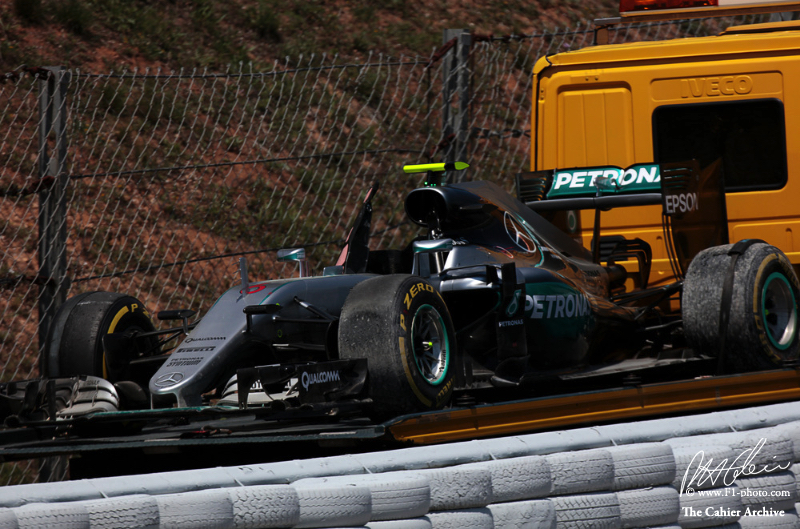 Lauda, Wolff disagree over Mercedes crash
