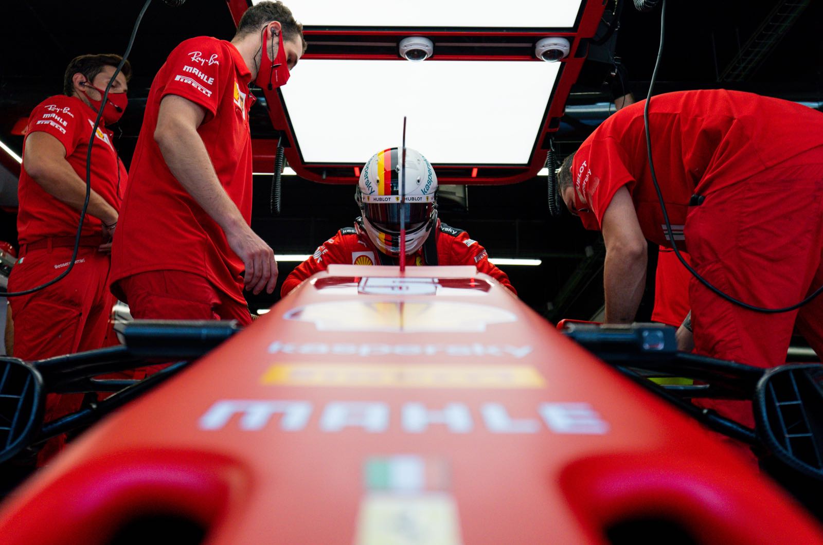 Raikkonen plays down pressure on Vettel