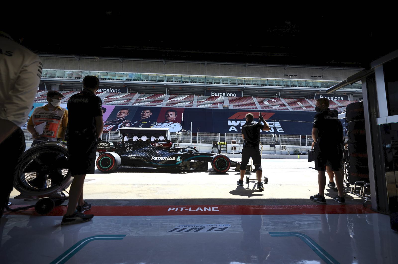 Hamilton says Wolff not key to contract decision