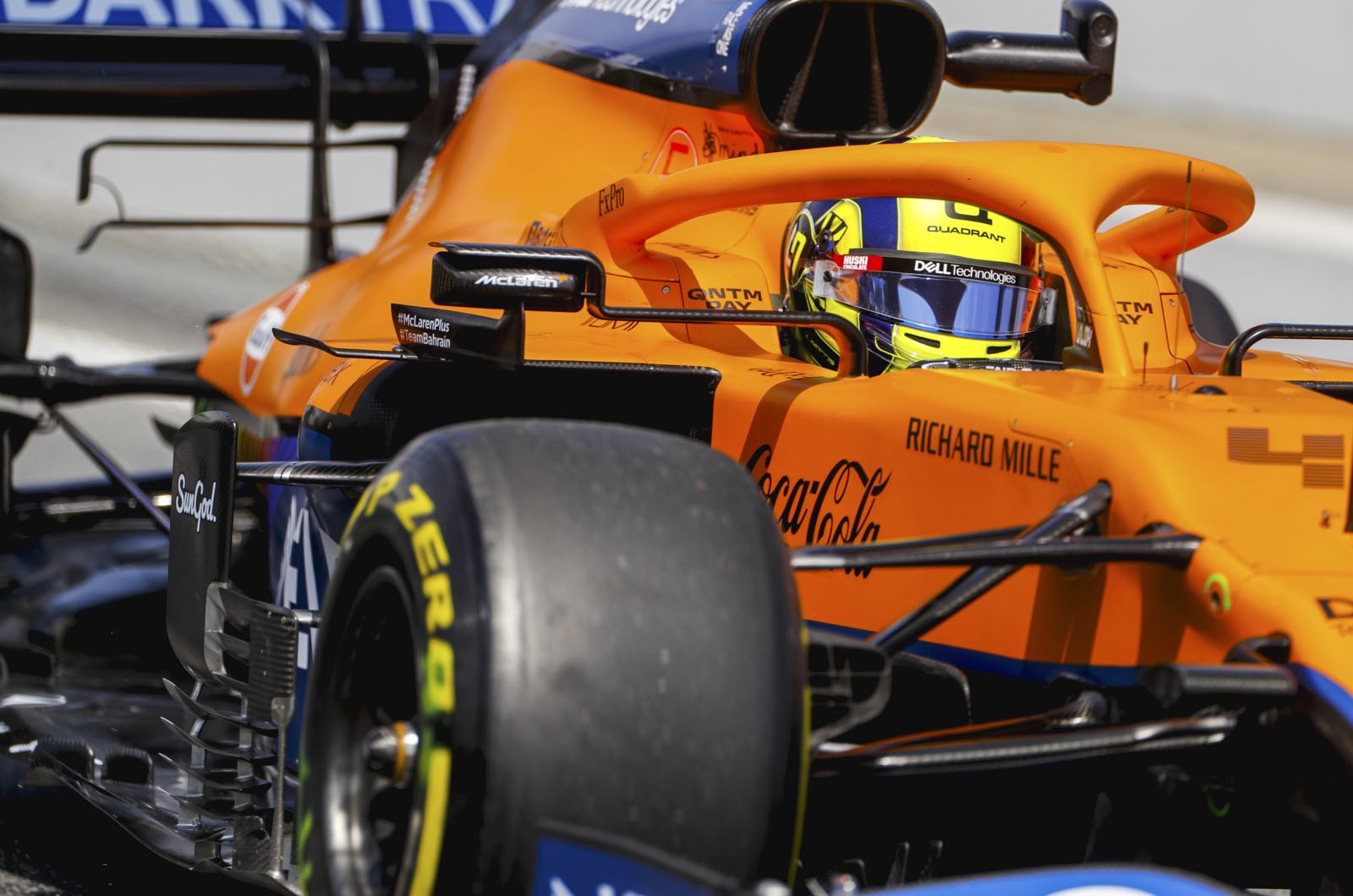 Norris extends contract with McLaren