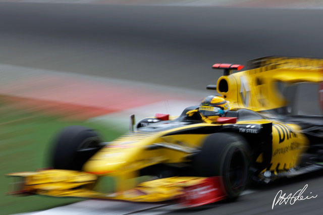 Robert Kubica to remain with Renault