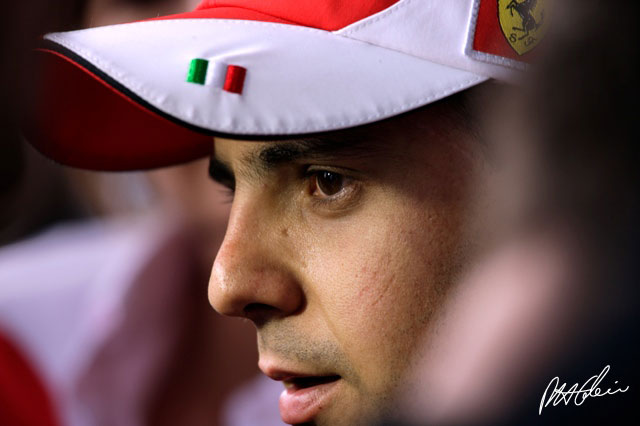 Ferrari extends Felipe Massa's contract through 2012