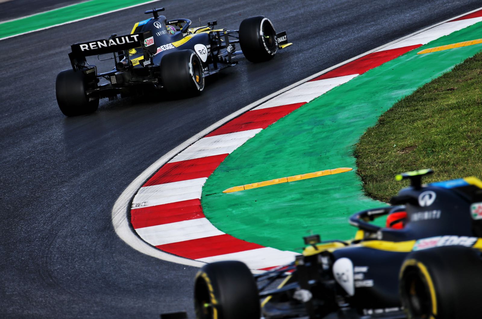 Isola plays down slippery Istanbul surface drama
