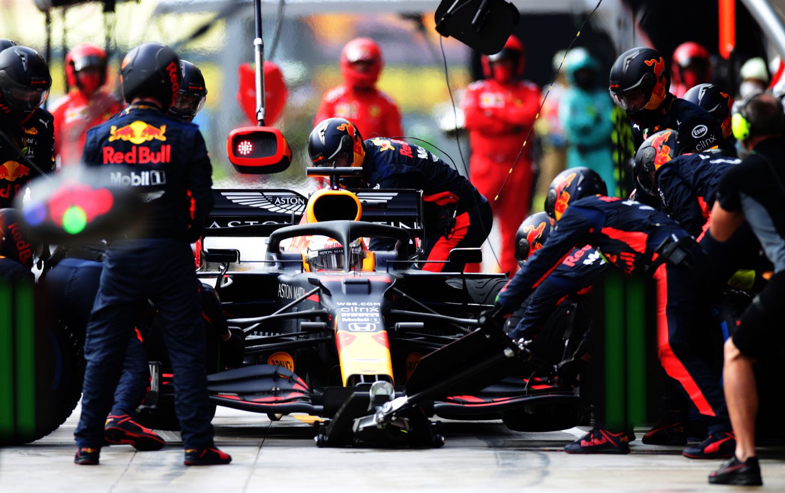 Verstappen dismisses critical F1 experts