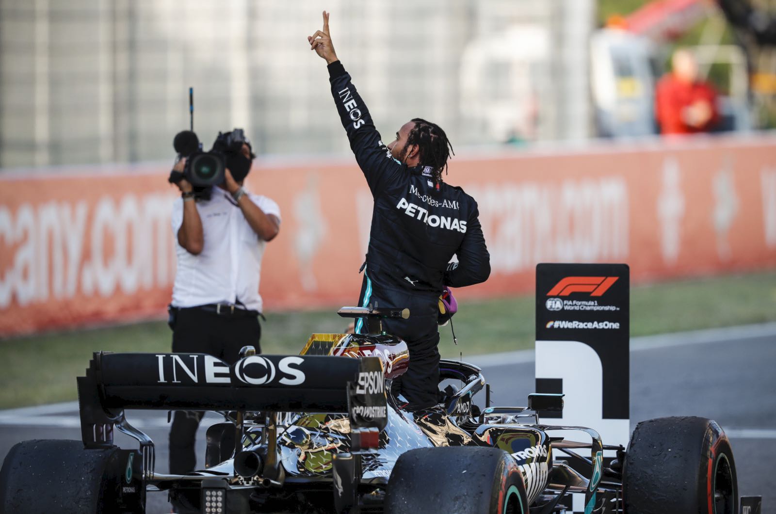 Villeneuve tips Mercedes to keep winning in 2022