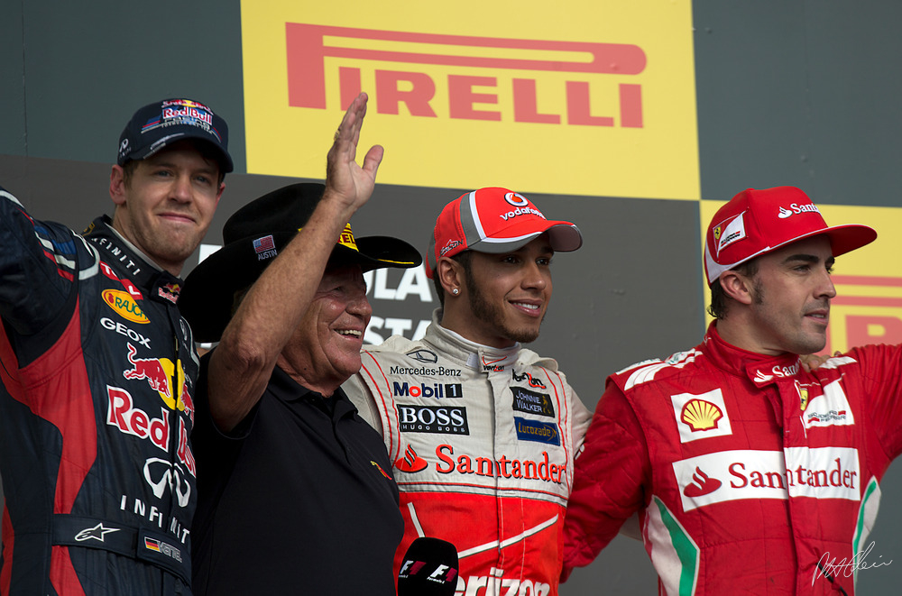 Race Report - Hamilton pips Vettel to win US GP