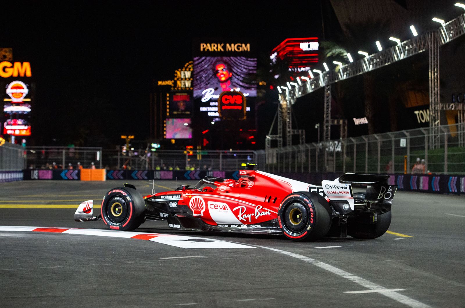 Vasseur hints at 2027 contract for Sainz